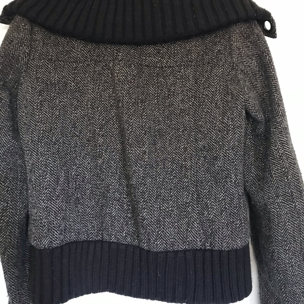Zara’s basic herringbone jacket - Picture 3 of 6